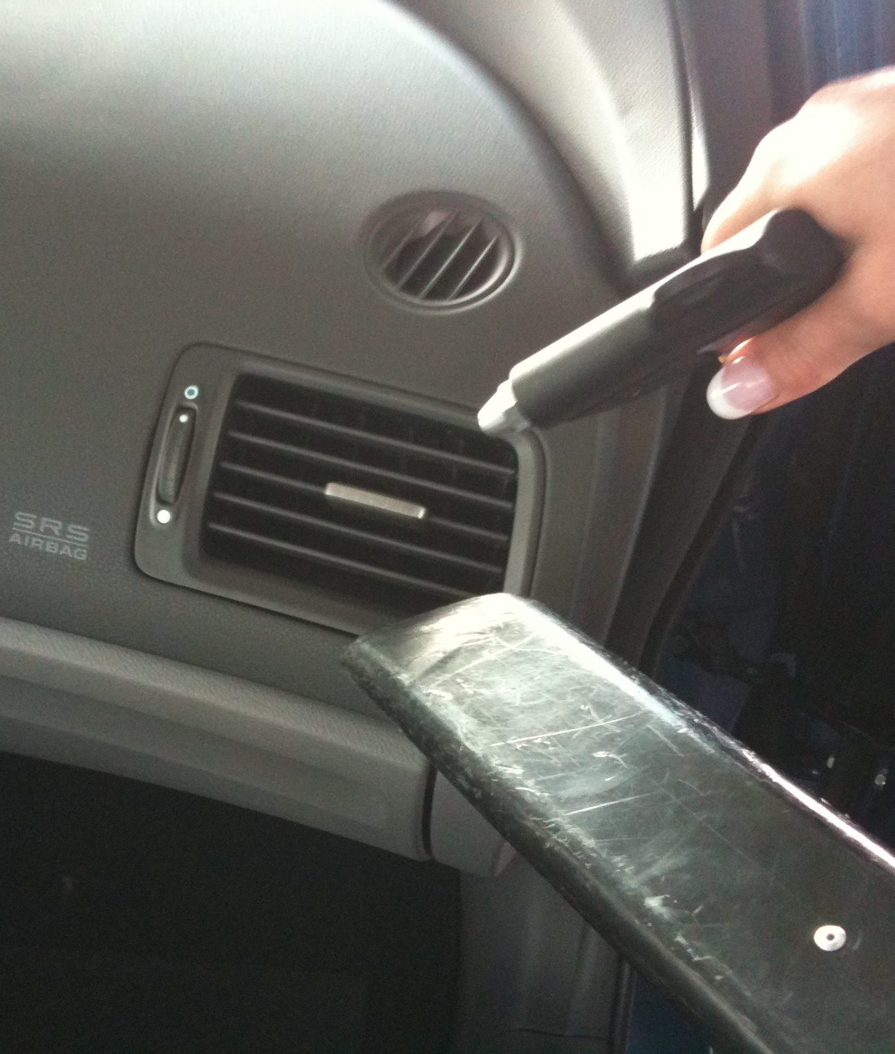 Luftdüsen ausblasen und absaugen