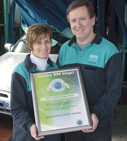 Christine und Peter Sebö mit Urkunde Service WM Siegel